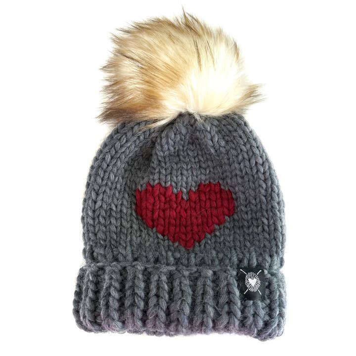 Berretto con Pom-Pom Cuore Grande di Lusso in Ardesia + Rubino per la vendita all'ingrosso da parte di Nickichicki