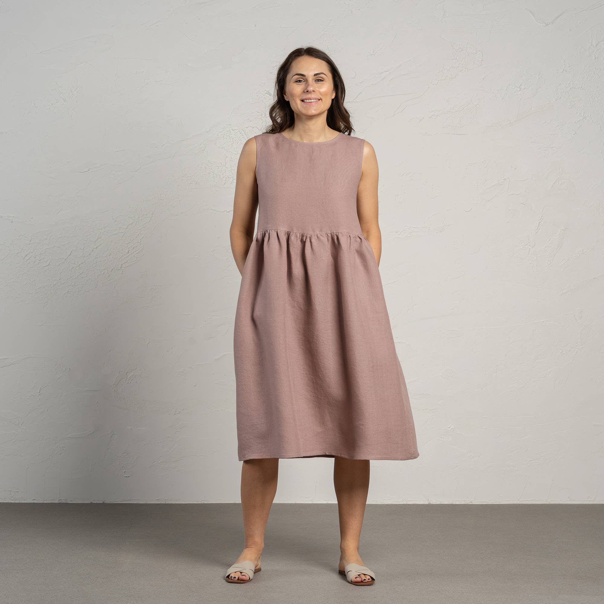 menique – Engroshandel Kjole - Dame – Europæisk 100% hør smockkjole Maya - Midi sommerkjole12