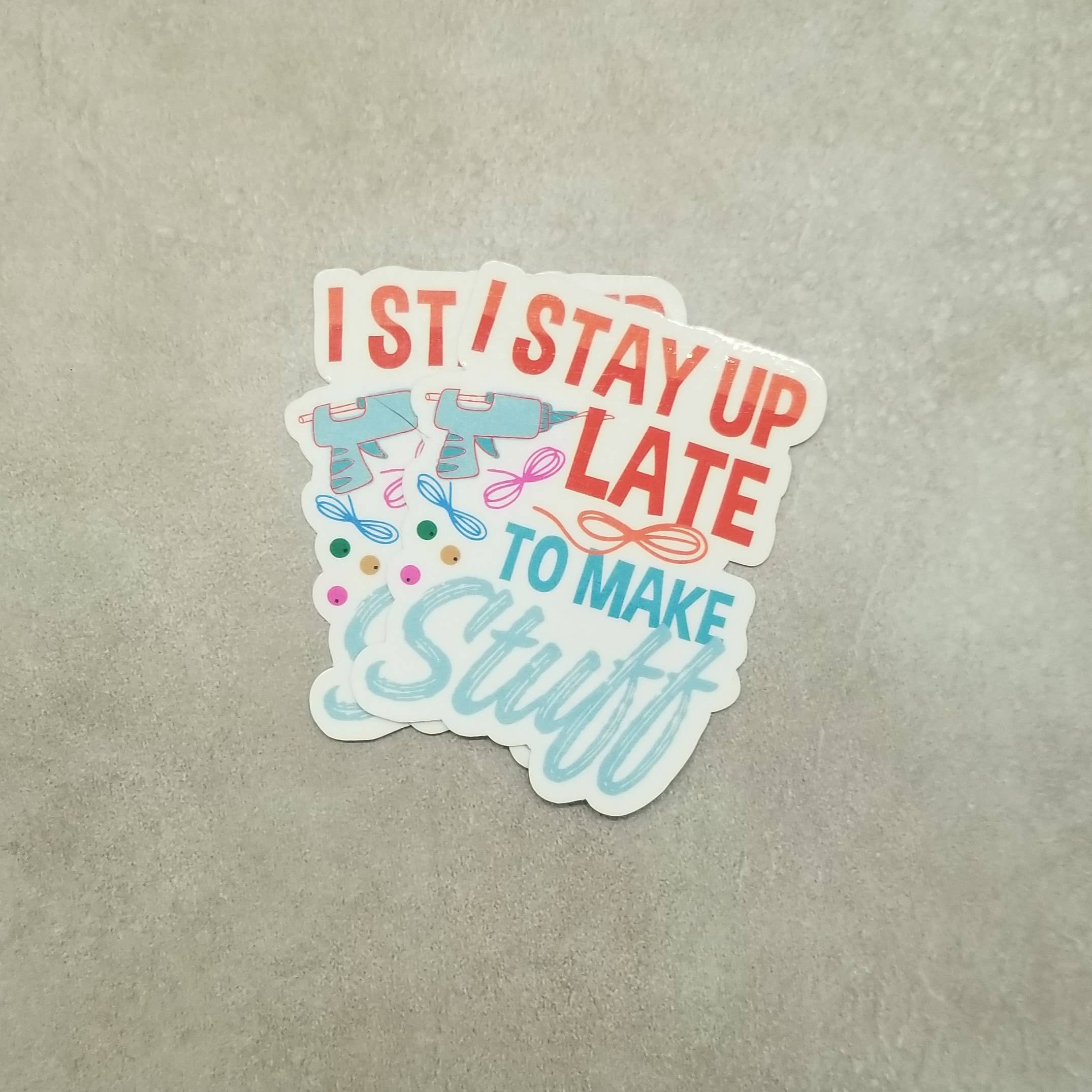 Dancing Dolphin Crafts – Engroshandel Klistermærke – Jeg bliver sent oppe for at lave ting - Crafty Vinyl Sticker - Maker3