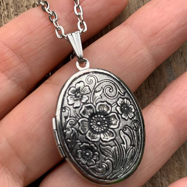 Urbanfarmergirls - Wholesale Locket Necklace - Vintage Style Antiqued Silver Locket Filled With Solid Perfu2