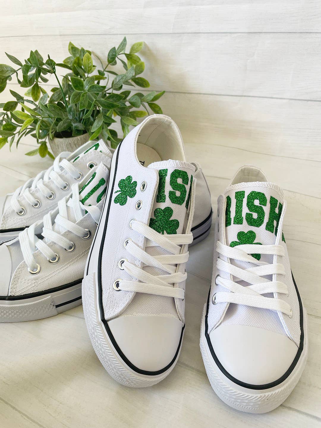 Blanco Zapatos para el Día de San Patricio, zapatillas bajas con estampado de trébol con purpurina de venta al por mayor en Faire4