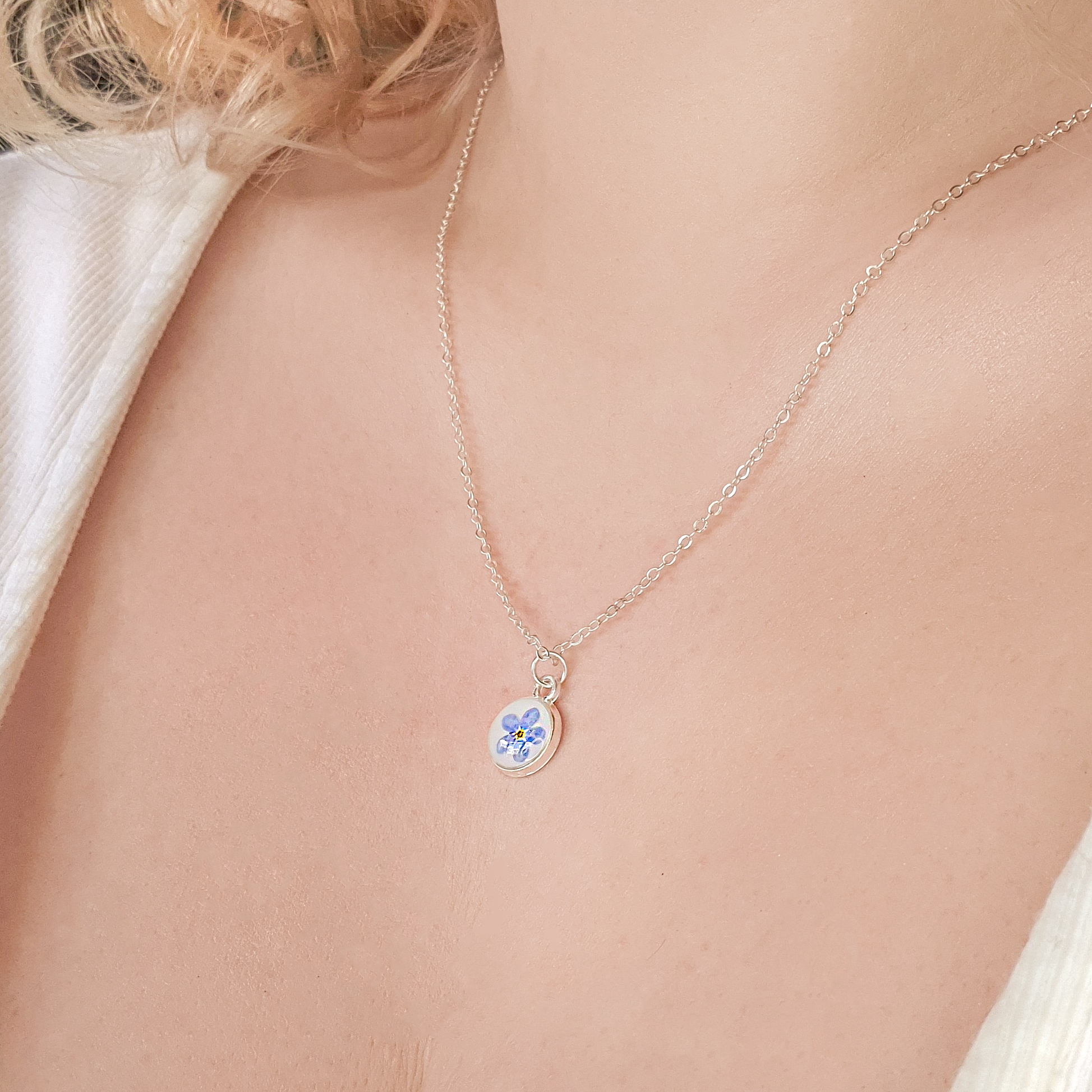 Allie and Posie – wholesale Pendant/charm necklace – EVA Necklace with dried forget me not in clear UV resin3
