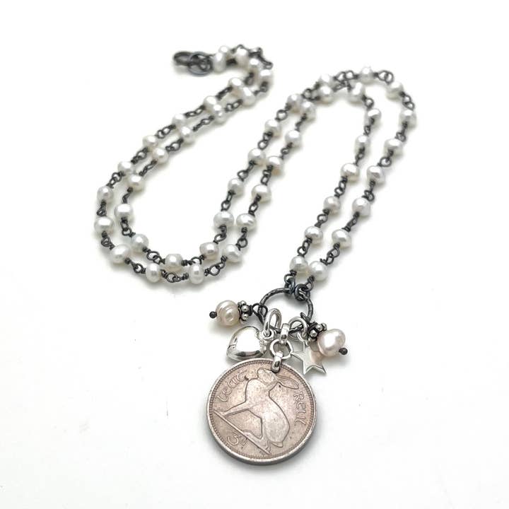 Collier Lapin/Lièvre avec perles d'eau douce pour la vente par Andrea Savar Creations