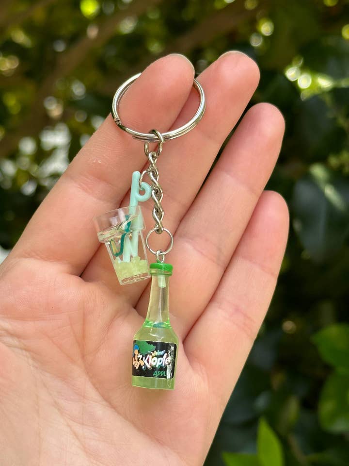 Mini Kleiner Klopfer Portachiavi Mela con ciondoli a forma di bicchiere da drink per la vendita all'ingrosso da parte di Arcfo Jewelry