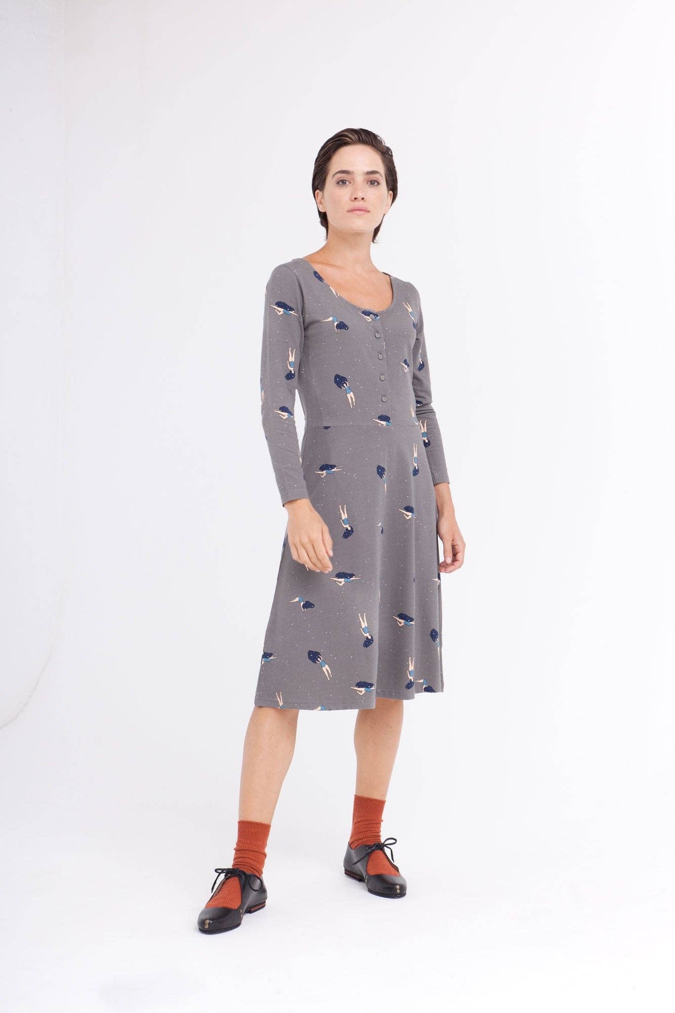Tiralahilacha – wholesale Klänning - Dam – Cynthia grå midikjolklänning med dans i kosmostrycket.