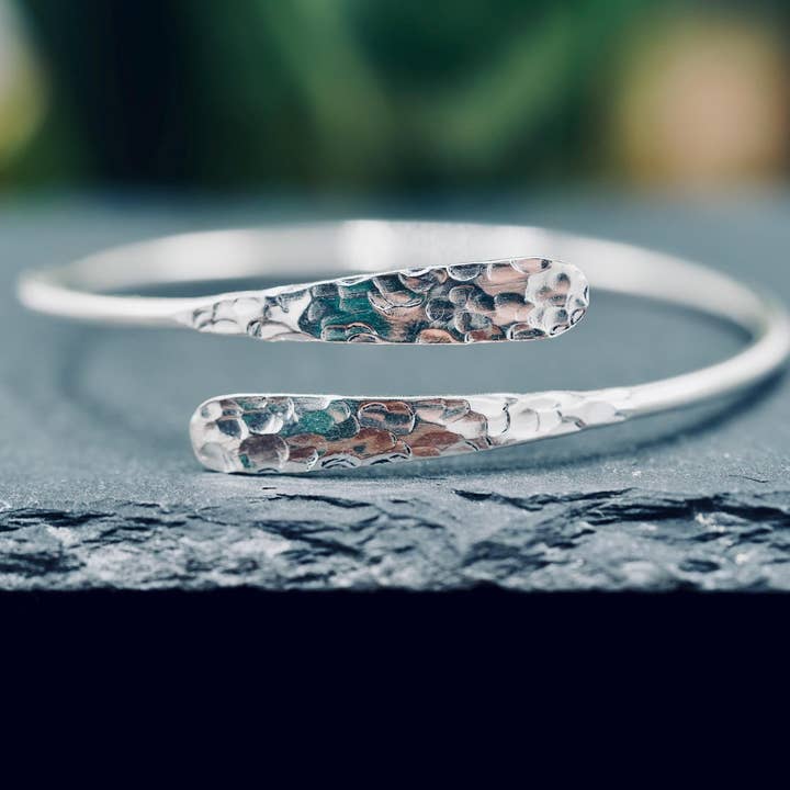 Bracelet en argent martelé, jonc non ternissable pour la vente par Kaali Boutique