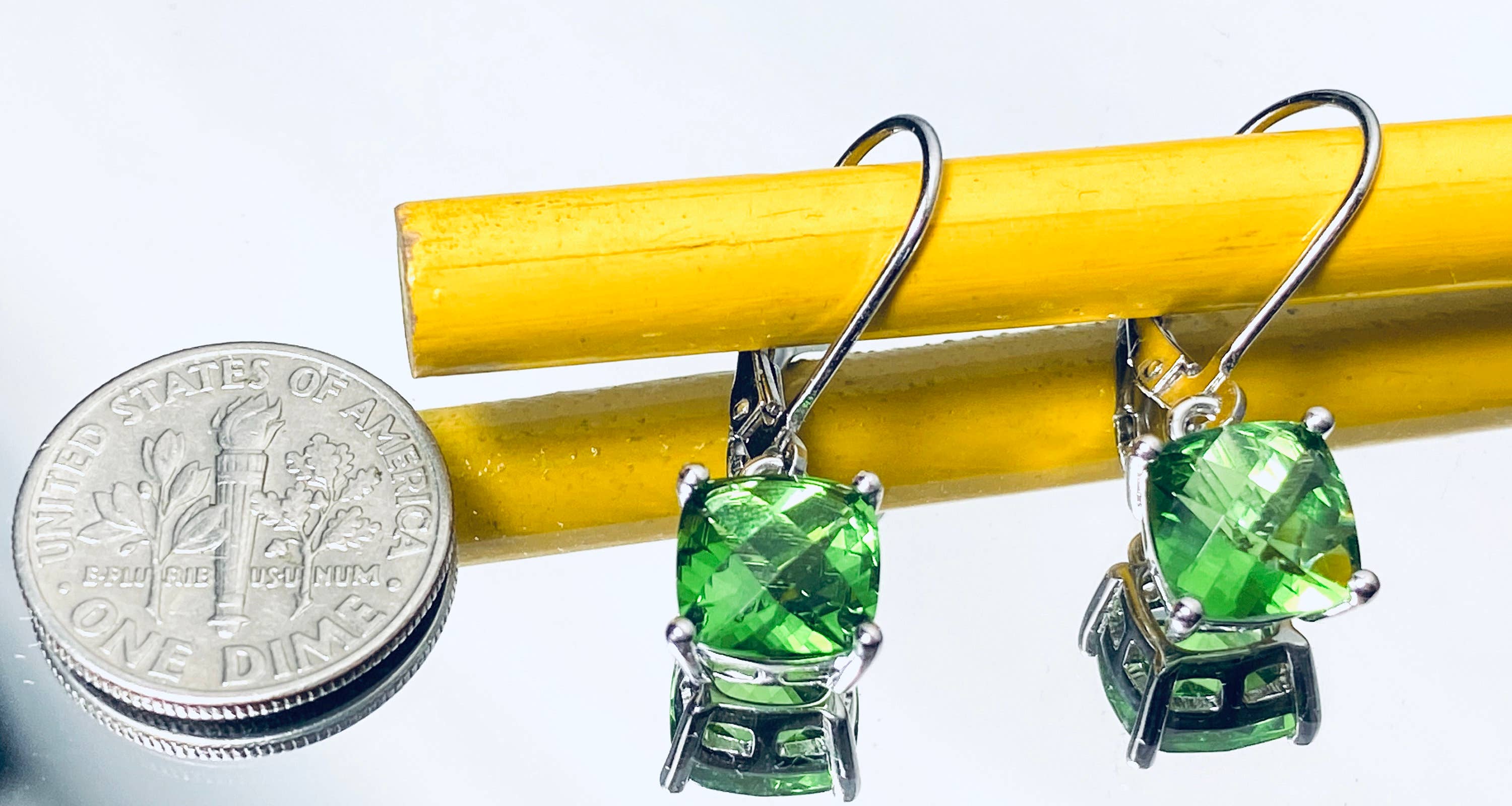 Twan Kee Jewelry - Venta al por mayor Pendientes colgantes - Colgante E90808LG Fancy Style con diseño de helenita en forma de cojín con forma de helenita1