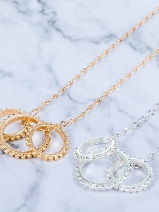 Dotti prikket 3 Charm Circle lang halskæde for engroshandel hos AMD COLLECTIVE