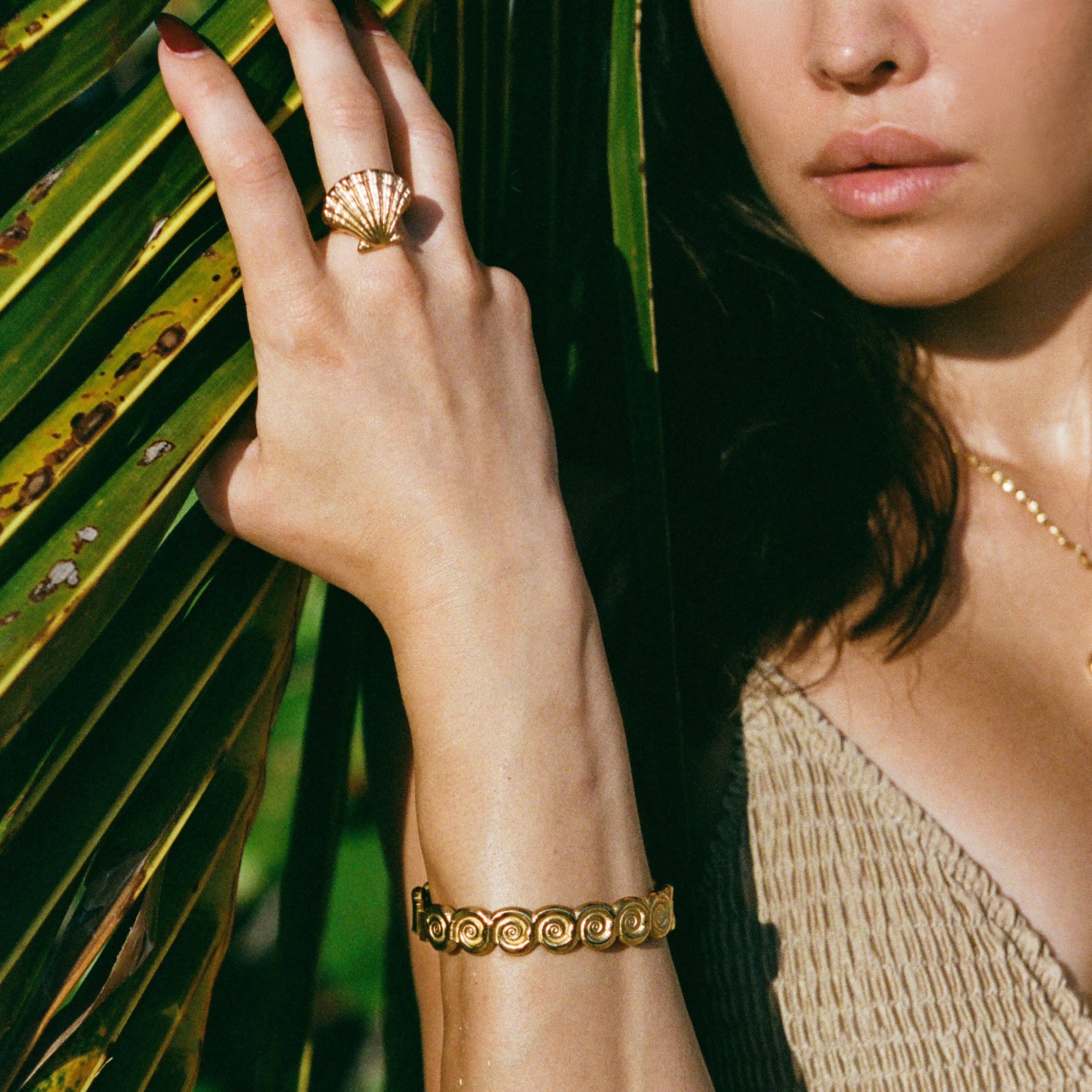 Liv Bella Vita | European Inspired Waterproof Jewelry – wholesale Cocktail/statement ring – Conchetta Shell Ring1