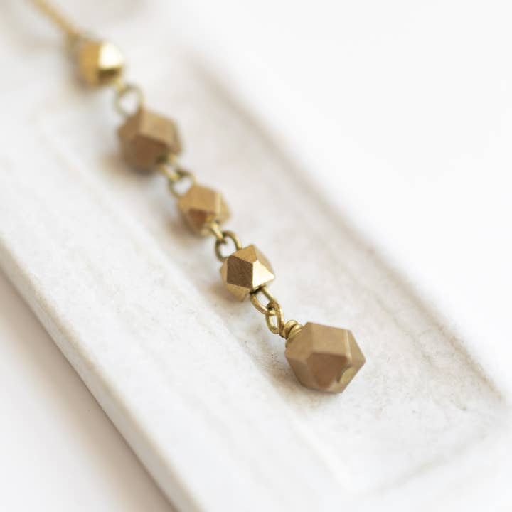 Fair + Simple - Venta al por mayor Collar en Y - Collar Lariat Facetado en Latón Geométrico1