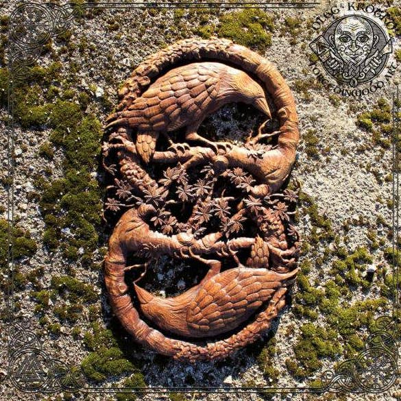 HUGIN & MUNIN sur une branche - Magnifique œuvre d'art norroise pour la vente par Forged In Wood