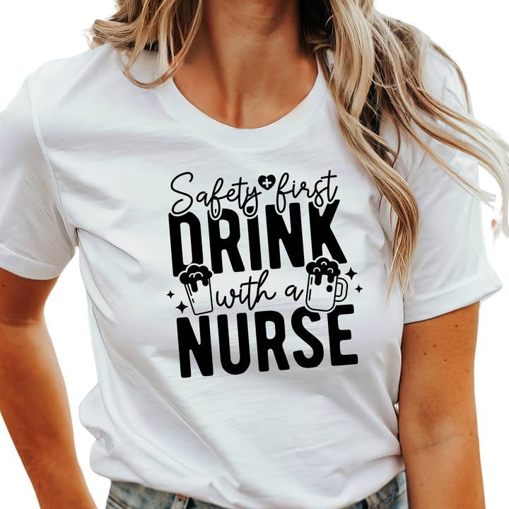 T-Shirt für Krankenschwestern, Safety First Drink with a Nurse, XS-4XL für den Großhandel von Epic Life - Designed