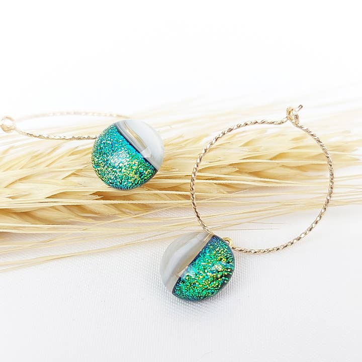 ”La Voile Verte” facetterade glas och guld fyllda hoop örhängen för wholesale av Sélestine