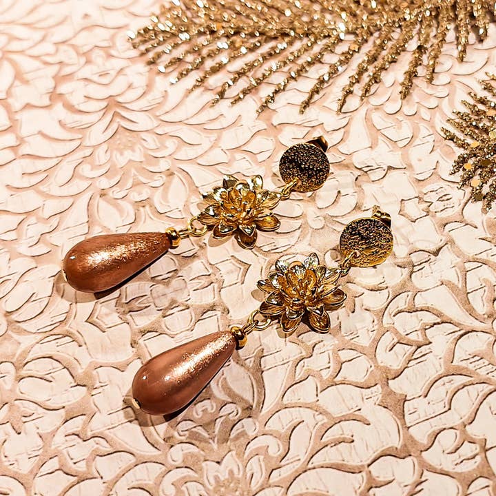 Lotus flower drop pearl earrings for wholesale by Lydée Déco