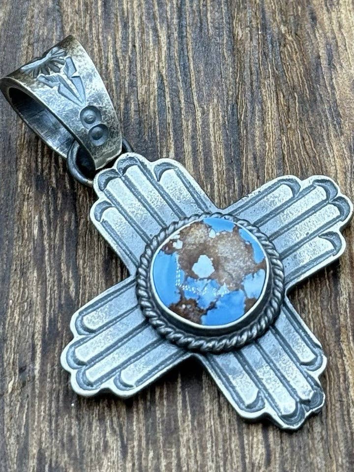 Pendentif Zia en argent sterling fait main Navajo avec turquoise Golden Hills d'aspect ancien pour la vente par Native City Jewelry