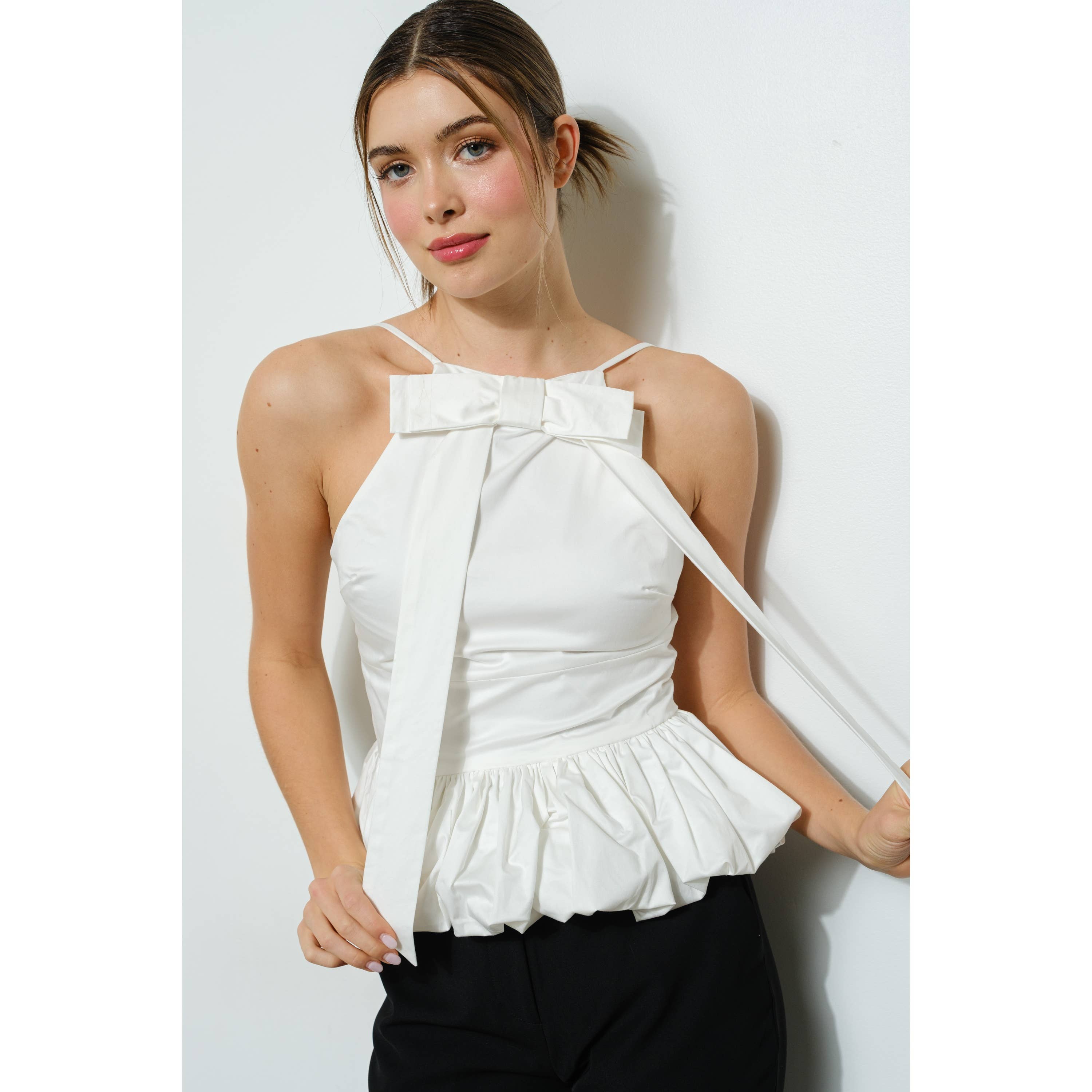 INA – Engroshandel Bluse - Dame – Ærmeløs top med sløjfedetalje foran og boblekant0