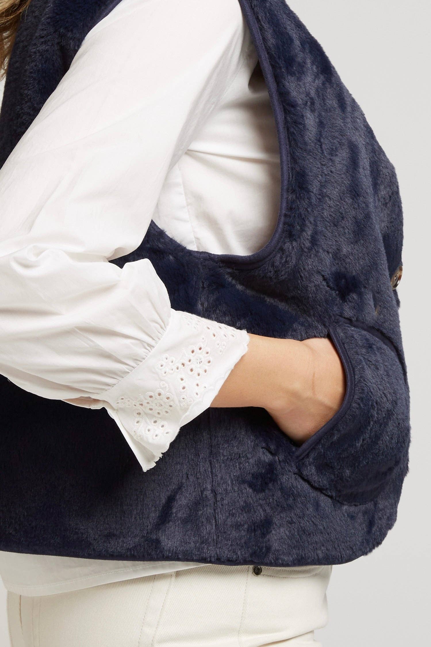 Andy & Lucy – Großhandel Strickjacke – Damen – GERALT - Wendejacke aus weichem Wildlederimitat7