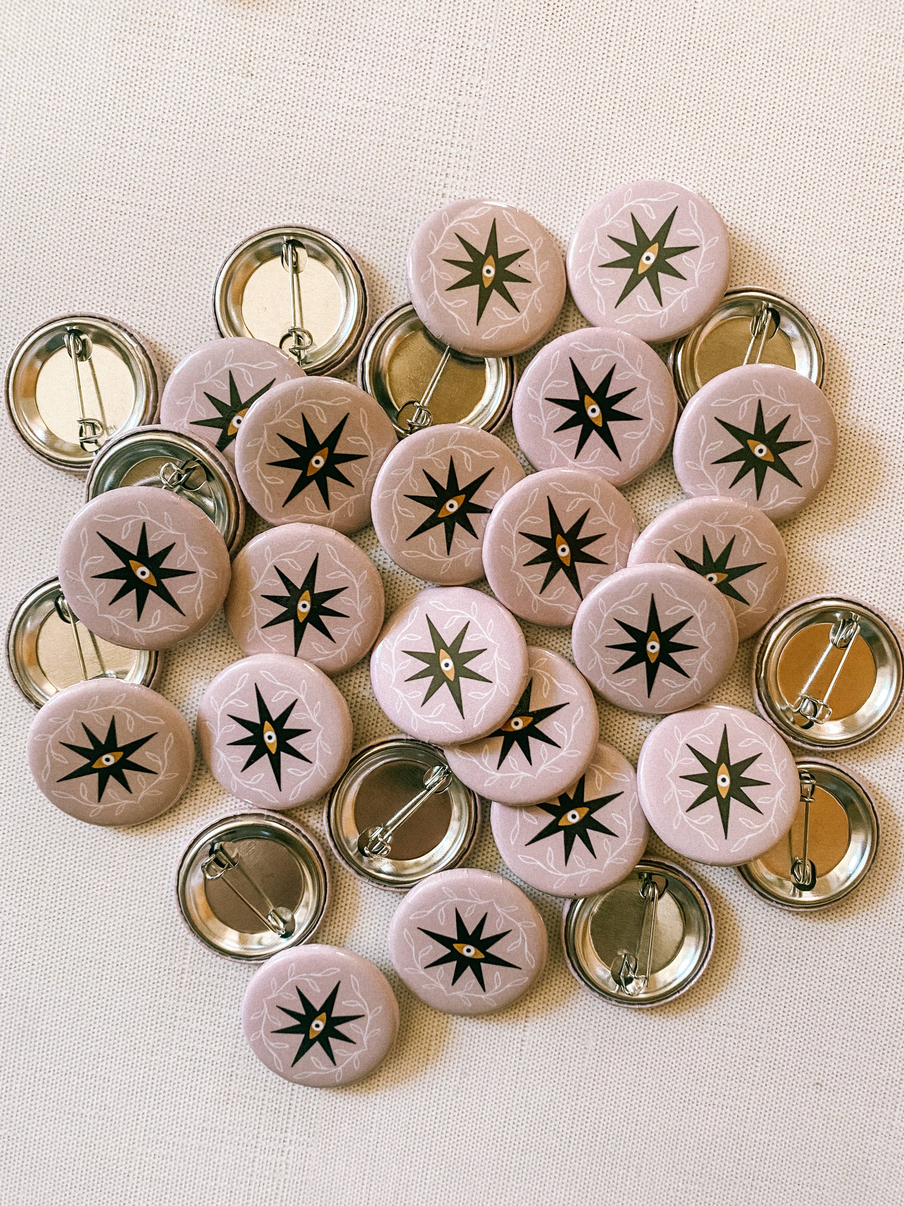 Lantern Print Co. - Vendita all'ingrosso Spilla da bavero - Spilla: Occhio Malvagio - rosa, 1,25"2