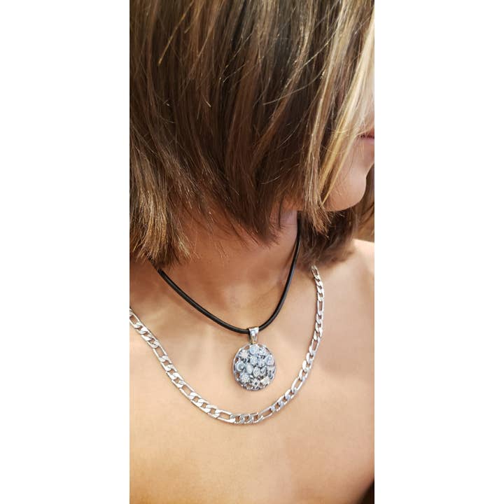 Girocollo firmato su cordino in PVC nero per la vendita all'ingrosso da parte di Tolerance. It's Time.