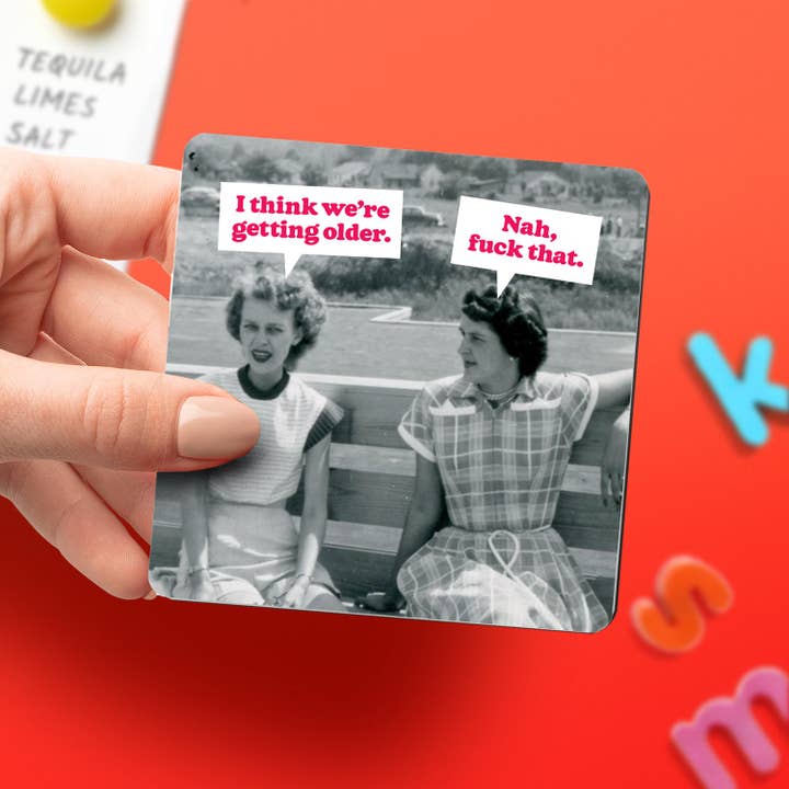 Aimant amusant «On vieillit» pour la vente par The Raccoon Society