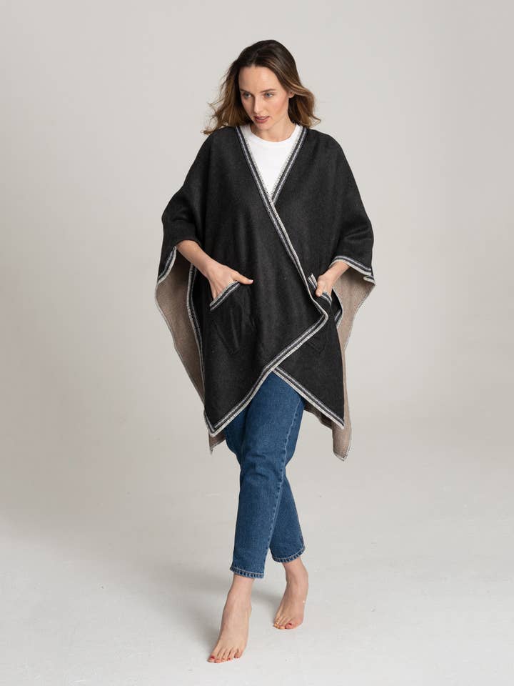 Mörkgrå etnisk poncho i alpacka blandning för wholesale av Be ALPACA