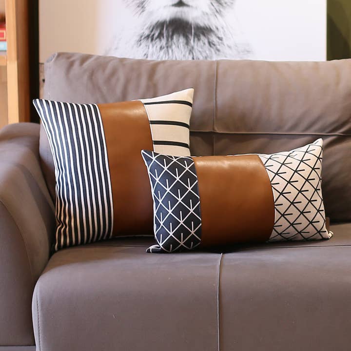 Lot de 2 coussins décoratifs en similicuir végétalien brun mélangé pour la vente par MIKE & Co. NEW YORK