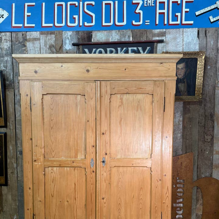 Armoire double démontable en pin antique néerlandais, vers 1860 pour la vente par belvoir