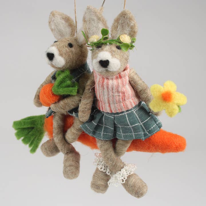 Coppia di Coniglietti in Feltro sull'Altalena per la vendita all'ingrosso da parte di Originals International Ltd