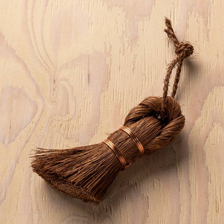 FKM Braided Plam brush diagonal cut shot for wholesale by Japacolle — Japan Collections | See Latest News in "About"