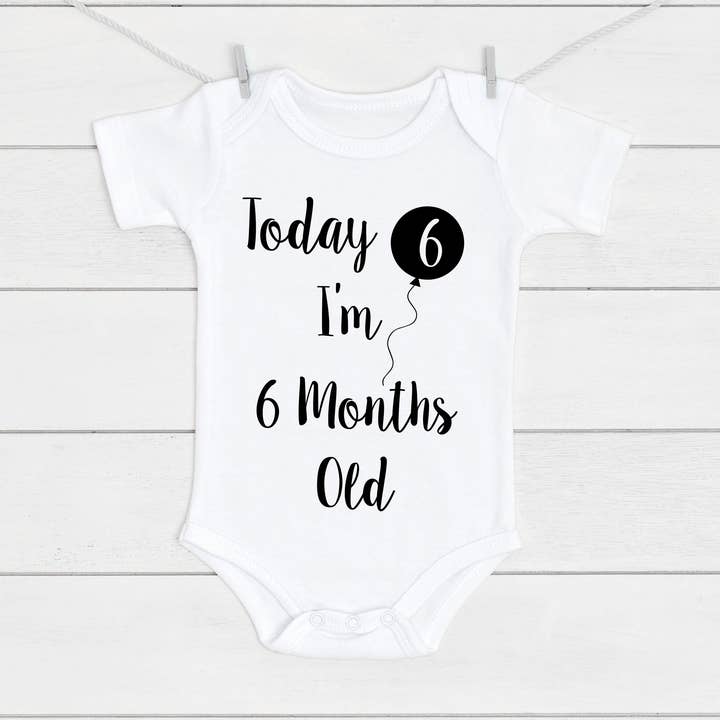 Mini Kings and Queens - Vente Body (sans pieds) – bébé - Gilet pour bébé Today I'm 6 Months Old0