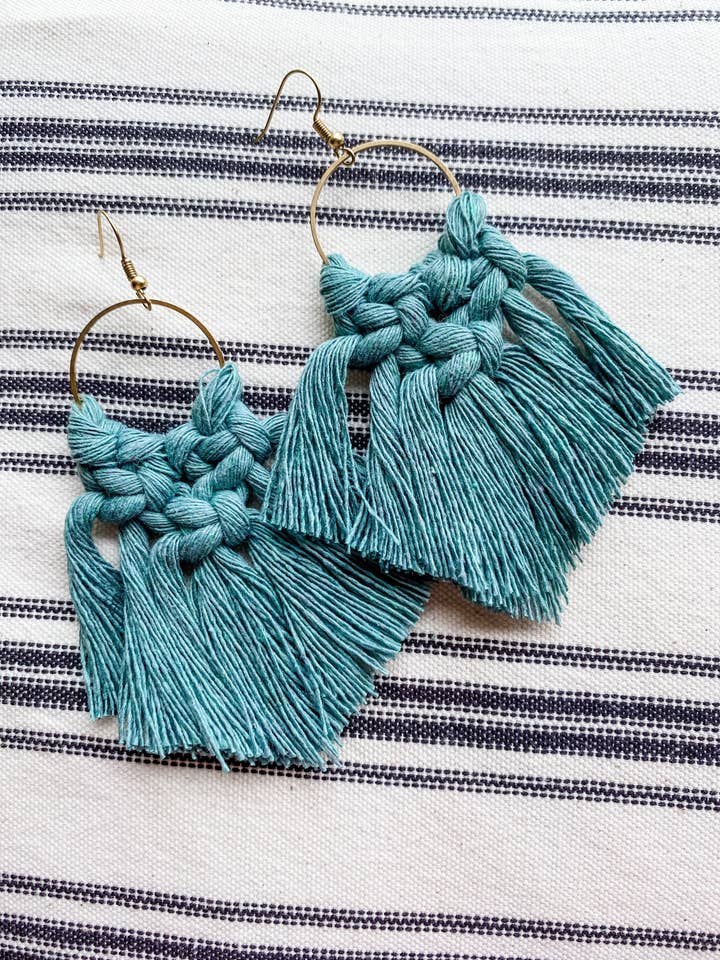 Boucles d'oreilles macramé pour la vente par Beauty Among Us