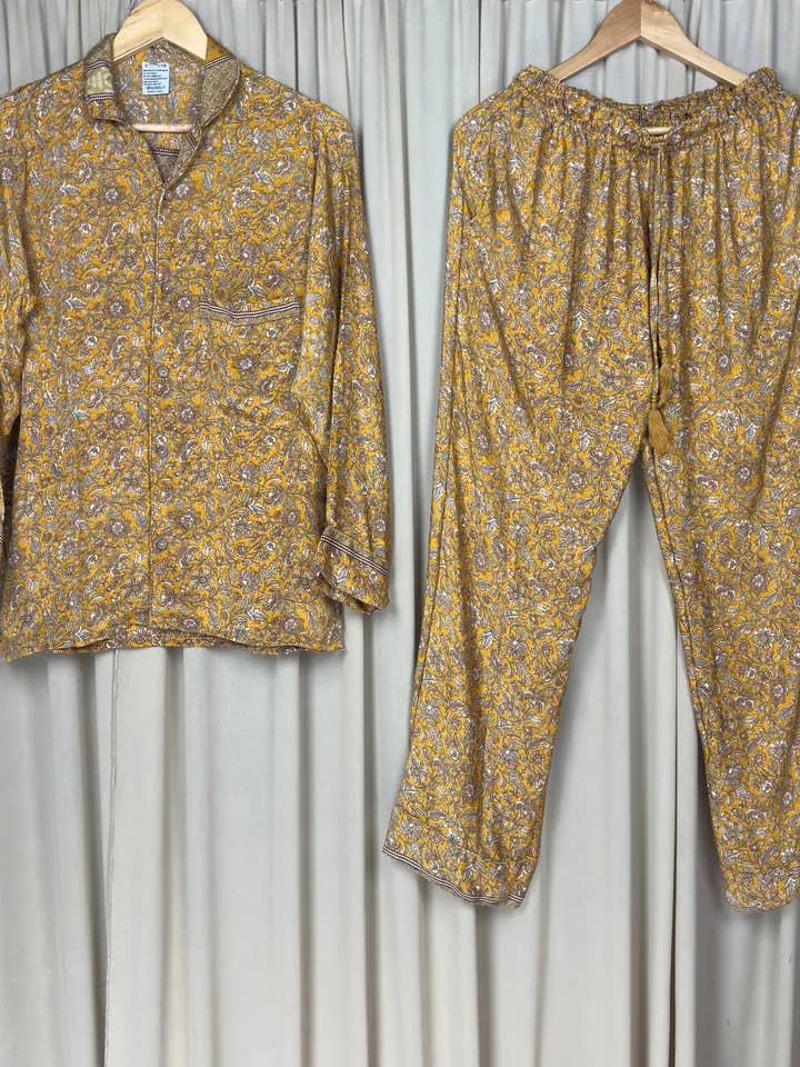 Conjunto de Pijamas de Seda Reciclada, Pijama de Loungewear Sedoso, Tamanho L / XL por atacado de The Eastern Loom