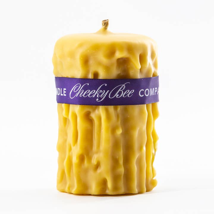 #06 — Pilar Signature Drip — Vela de Cera de Abelha em Ouro por atacado de Cheeky Bee Candle Company Inc.