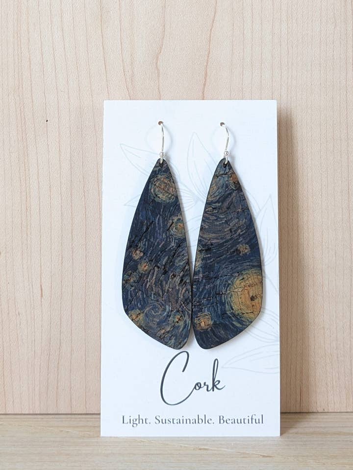 Stjerneklare Nat Kork Øreringe - Stor Vinge for engroshandel hos Hello Lovely Cork Co.