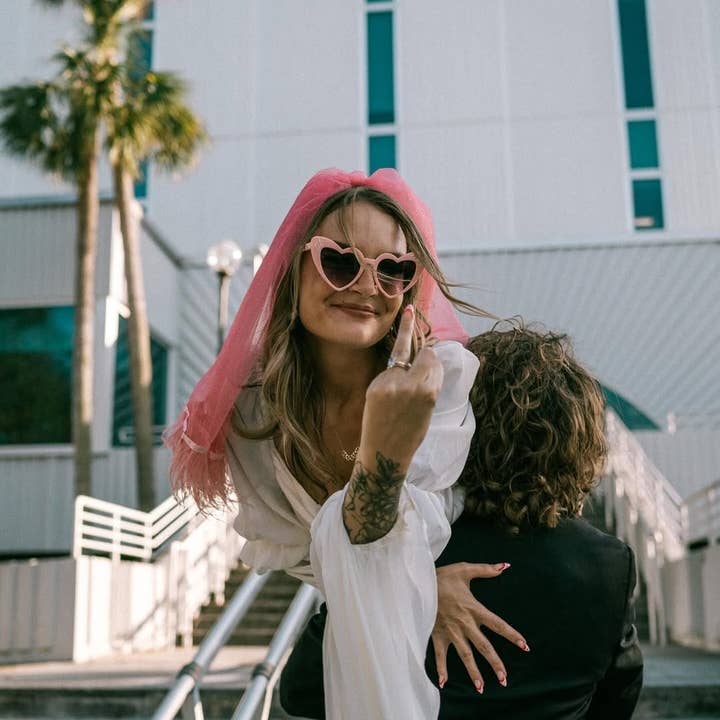 Velo de boda o despedida de soltera hasta los hombros en rosa bonito para venta al por mayor de Lovesick Rebel