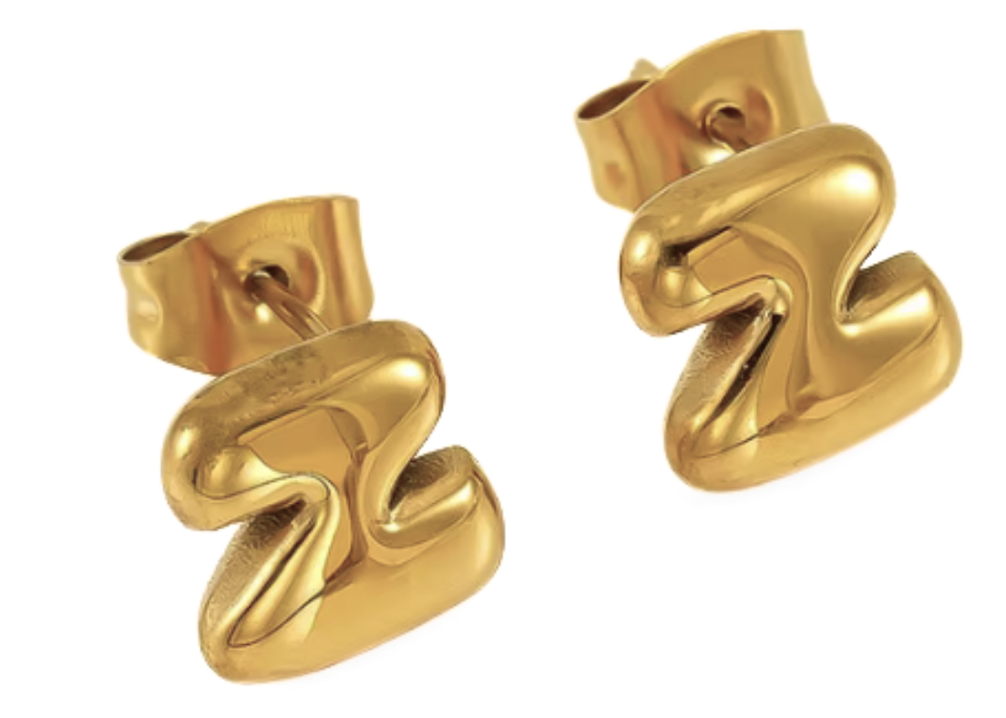 Gult guld HoopLa boblebogstav mini ørestikker i stål med 18K guld for engroshandel på Faire26