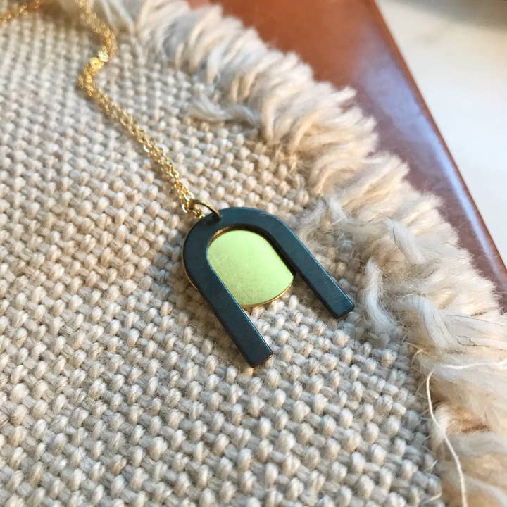 Collier arc-en-ciel oxydé noir de 20 po pour la vente par Melissa Jenkins Designs