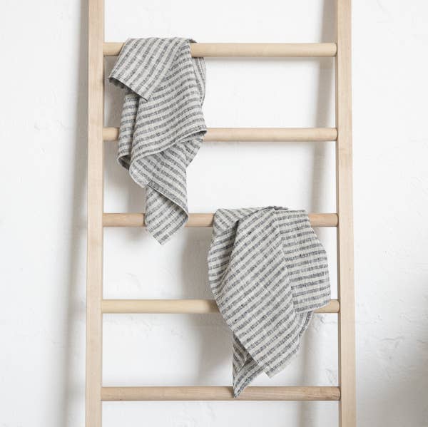 LinenMe - Wholesale Handdoek - Linnen handdoeken Black Natural Brittany2