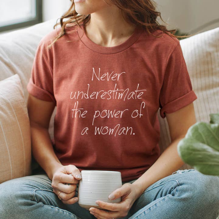 Unterschätze niemals die Macht einer Frau Grafik-T-Shirt für den Großhandel von Down Home Tees