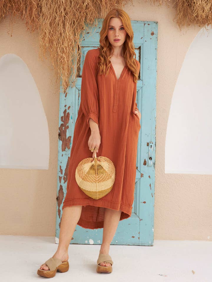 ROBE EN GAZE TERRACOTTA À POCHES pour la vente par Studio Laloba LLC