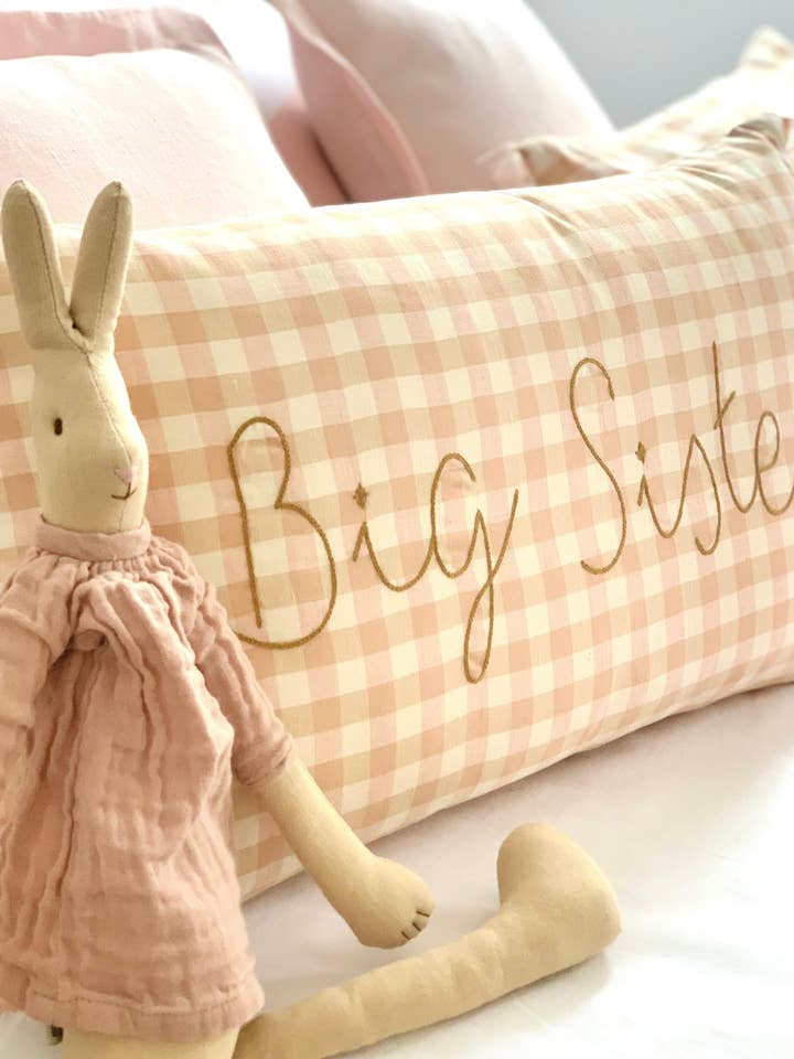 Coussin Big Sister Peach Gingham pour la vente par Little Nordic Sol