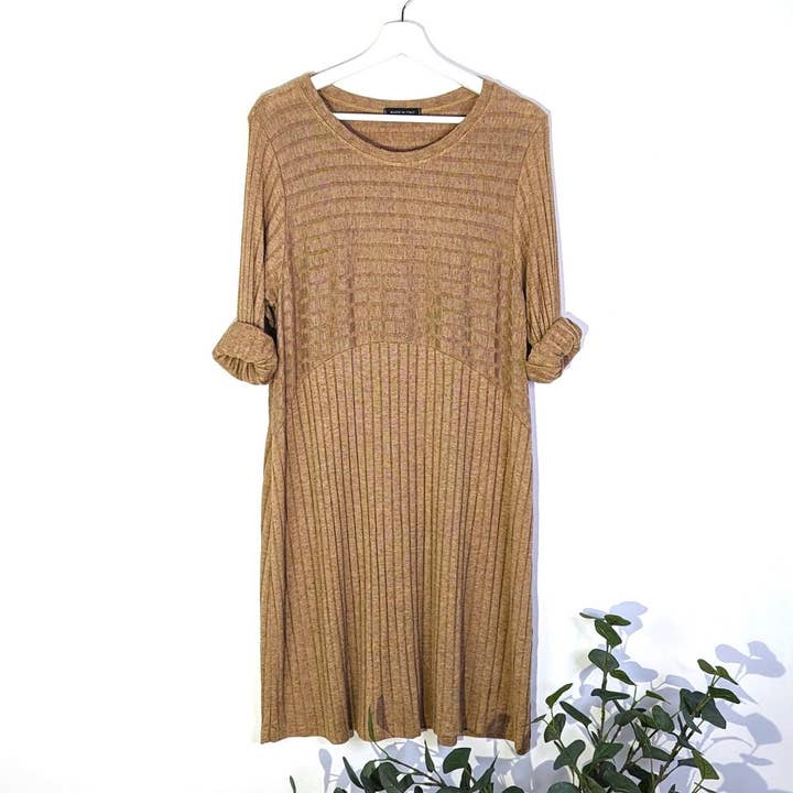 Tempest Designs - Wholesale Jurk - Dames - Jurk van zachte brede geribde stof met gebogen middenseam3