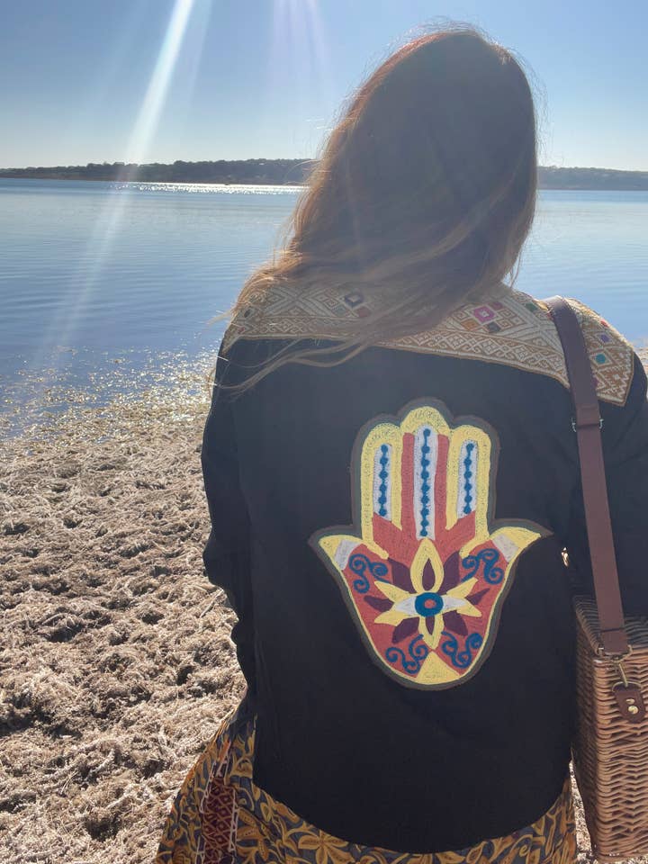 Chemise ou veste utilitaire avec Hamsa brodée (noire) pour la vente par Pink and Silver