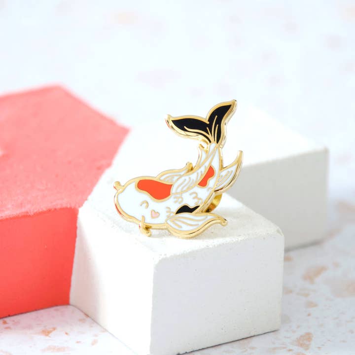 Hop & Flop - Venta al por mayor Botón/prendedor - Pin de esmalte Lucky Koi Fish