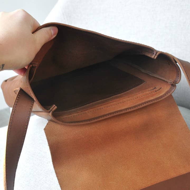 Zelaki Leather Company - Wholesale Crossbody Bag - Women's - Sira Crossbody Bag | Leather Messenger Purse | Unisex Bag12