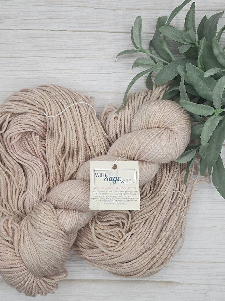 Amande Écorce - DK - Teinture sur Commande pour la vente par Wild Sage Wool