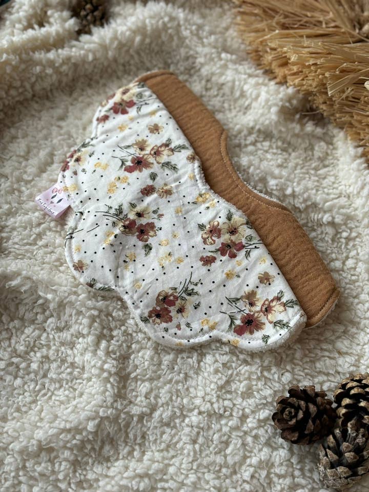 Coppia di bavaglini floreali cammello/retrò per la vendita all'ingrosso da parte di Leslapidoux