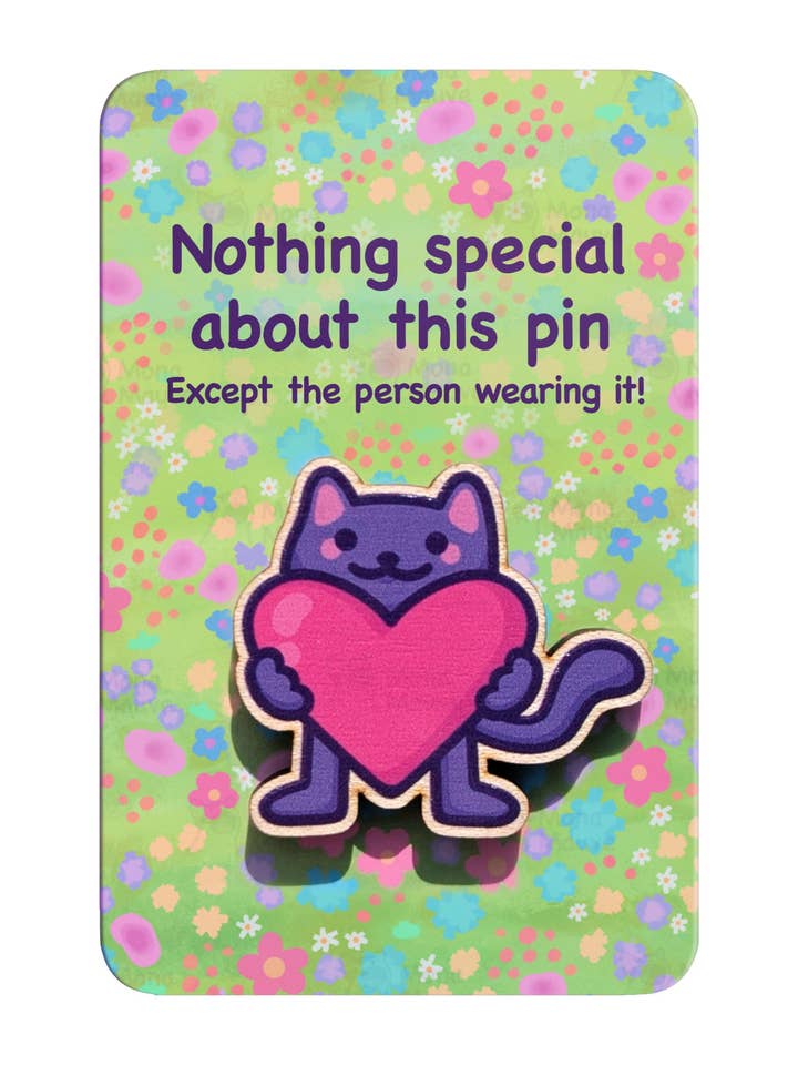 Épingle en bois Chat mignon | Badge Chat tenant un cœur de 40 mm pour la vente par Mona Mauve • Silly Art!