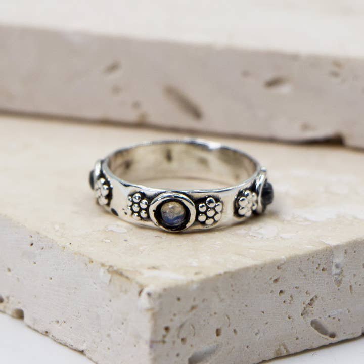 925 sølv stable ring med blomstermotiv og månesten - Størrelse 10 for engroshandel hos Tempest Designs