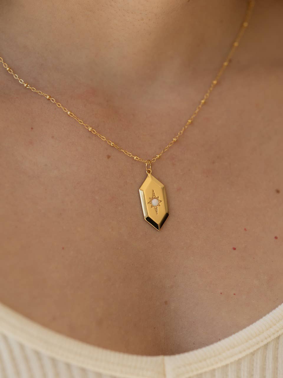 The Land of Salt - Vente Colliers à pendentif - Collier amulette opale Sloane en or5